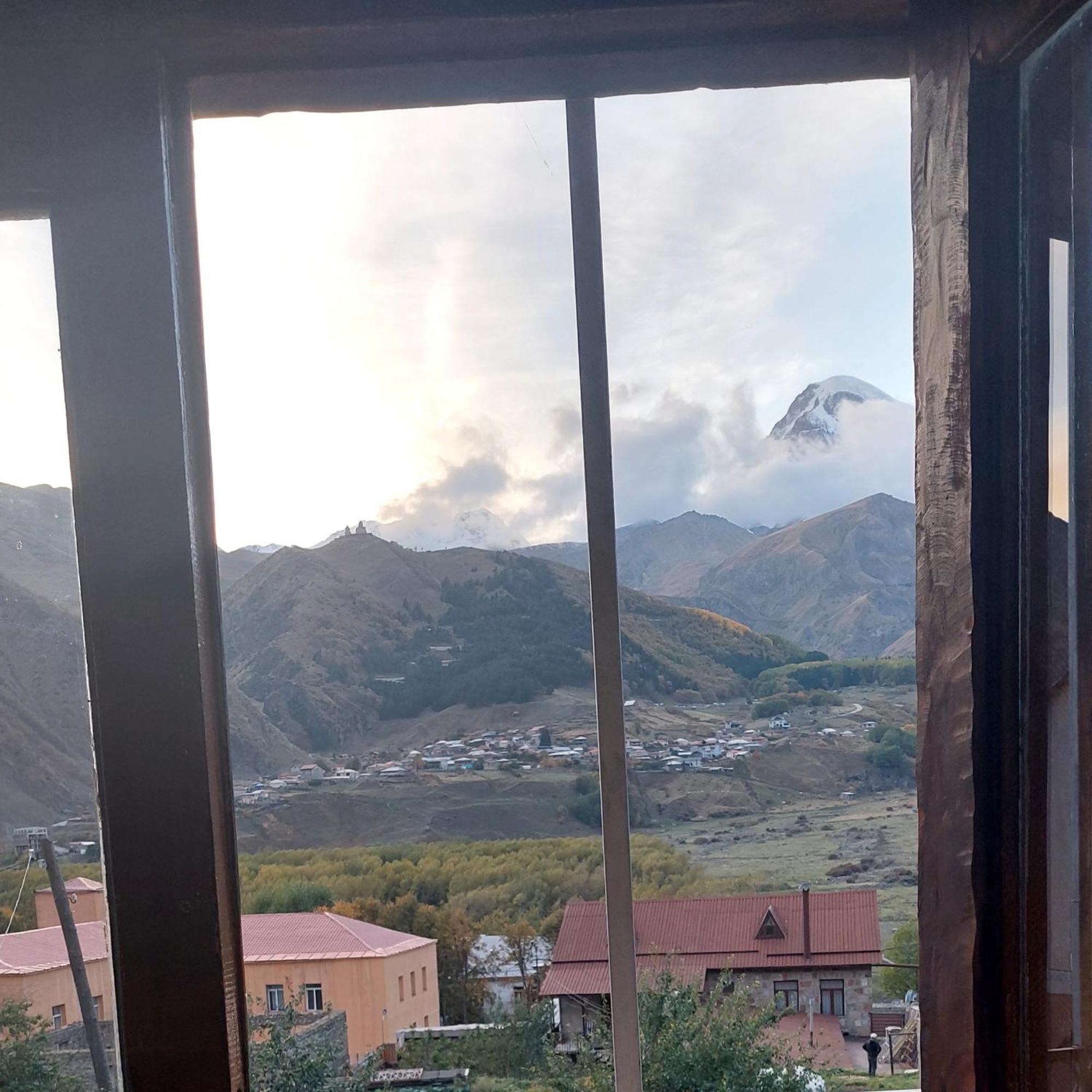 The White House Hotell Kazbegi Rum bild