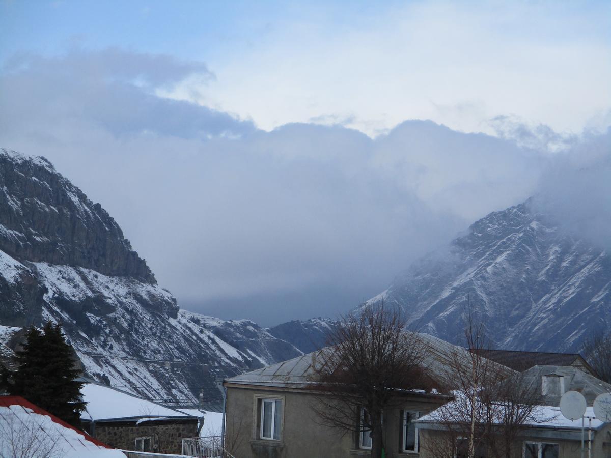 The White House Hotell Kazbegi Exteriör bild