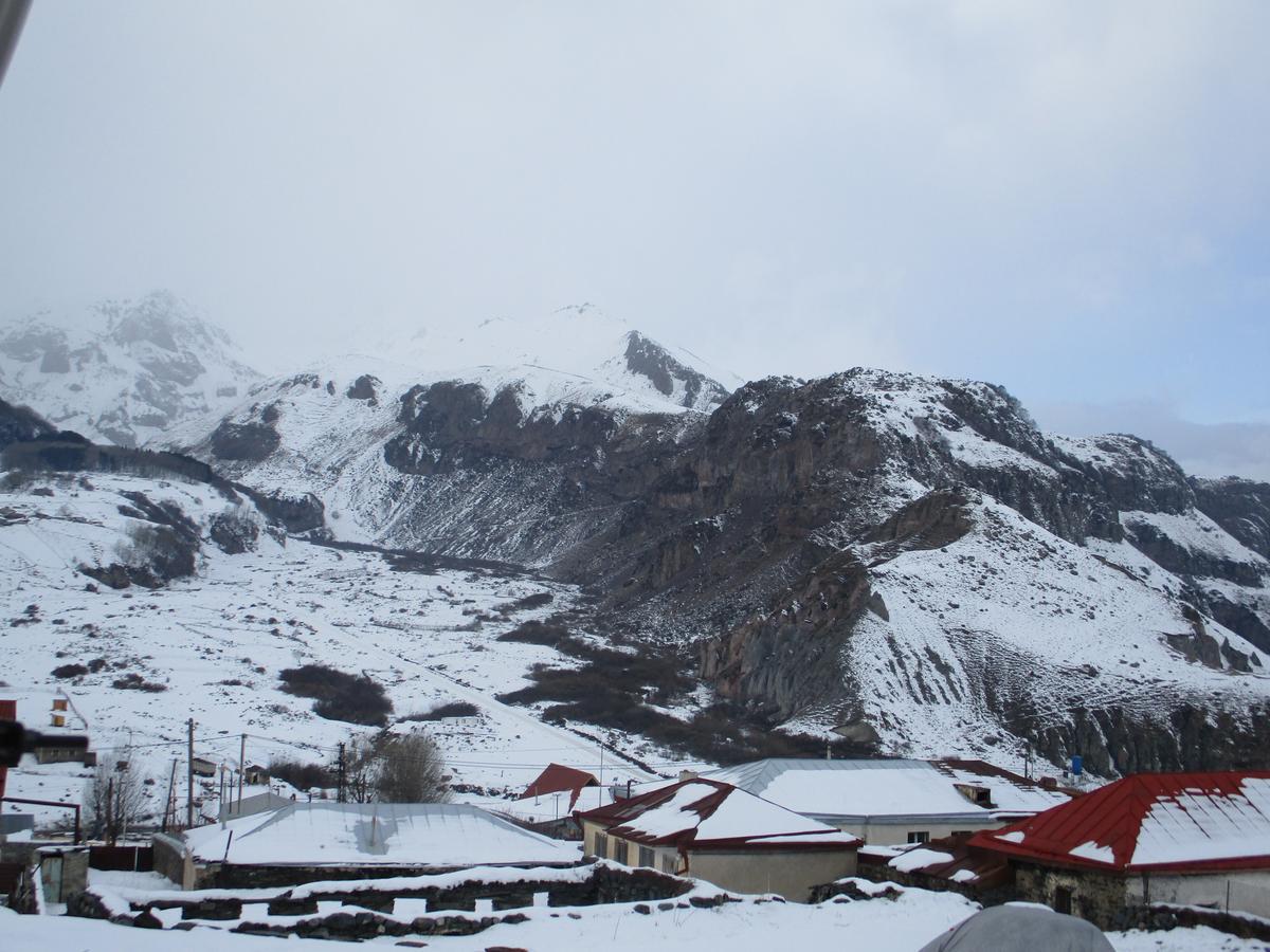 The White House Hotell Kazbegi Exteriör bild